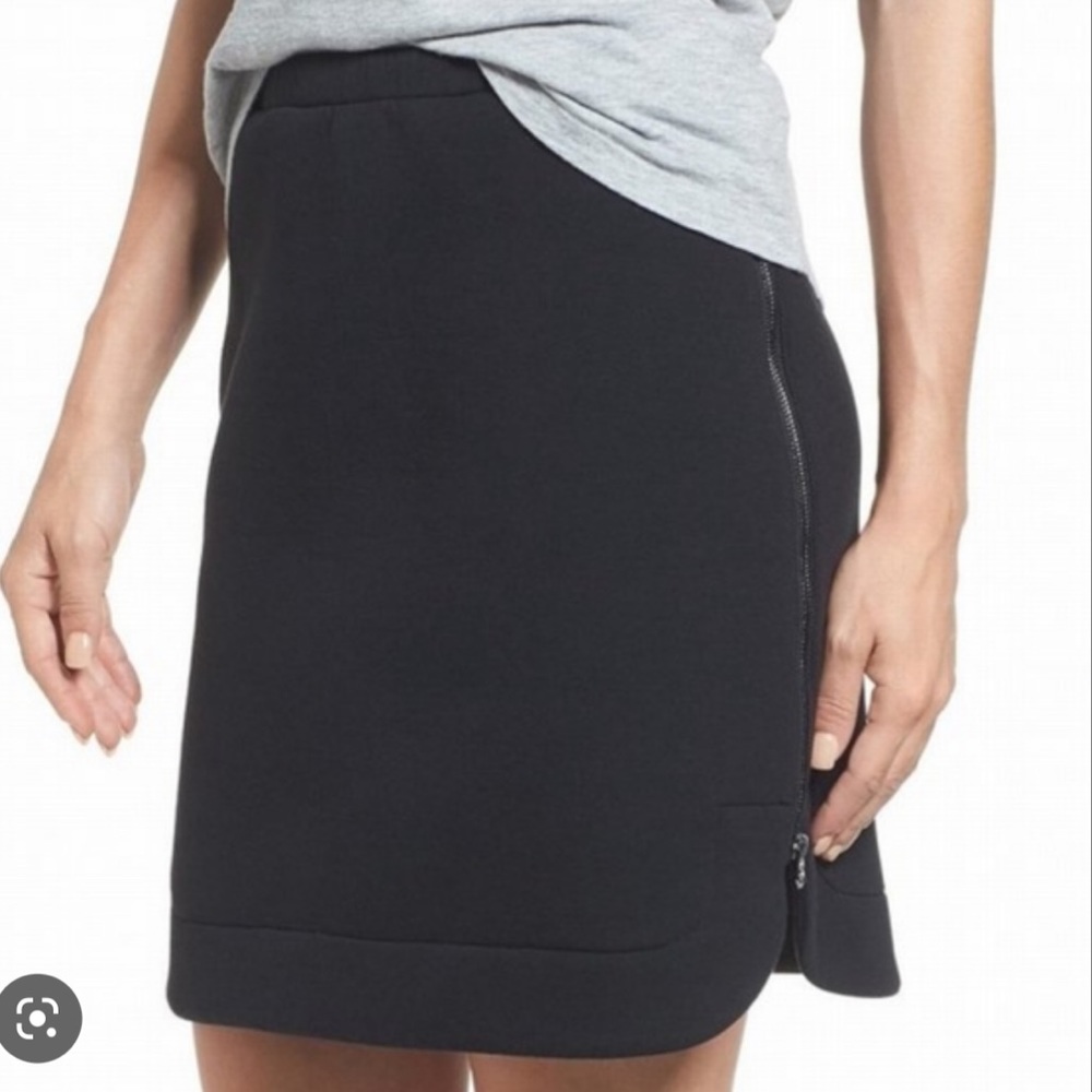 Large mid thigh zip skirt